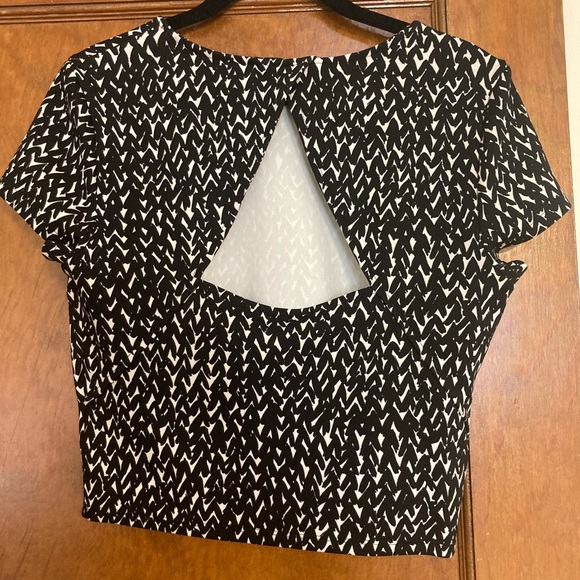 Express Patterned Crop Top Black and White Small - Picture 2 of 3